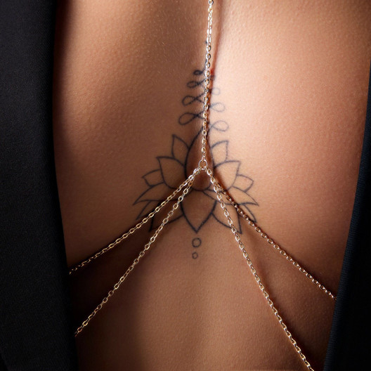 Украшение на грудь золотистое