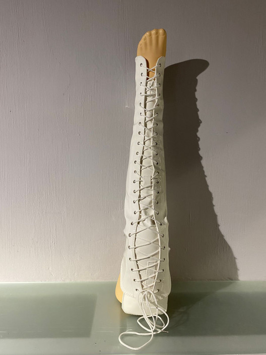 Краги с наколенниками белые лаковые